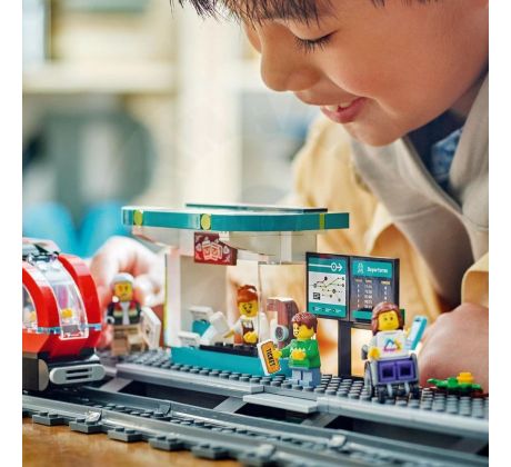LEGO® City 60423 Električka a zastávka v centre mesta